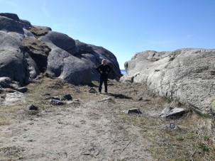 Typische norwegische Steinformationen, die zum klettern einladen.